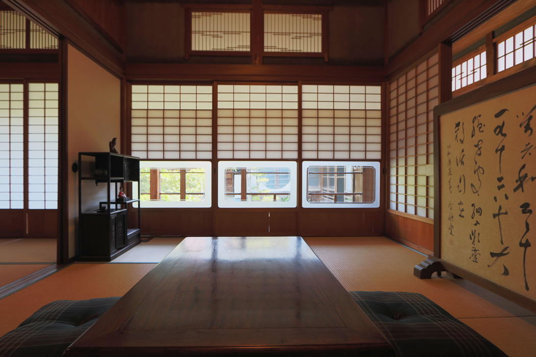 日本庭園を眺められる三間続きの和室